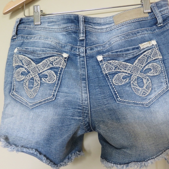 SOLD Seven7 Denim Frayed Shorts Size 8 EUC - Picture 2 of 4